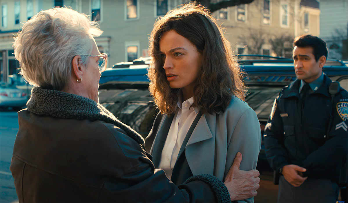 Ella McCay Review: A ’90s Dramedy Throwback Without the Drama or Comedy